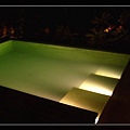 夜晚的泳池