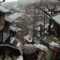 三年阪下雨還是很多人