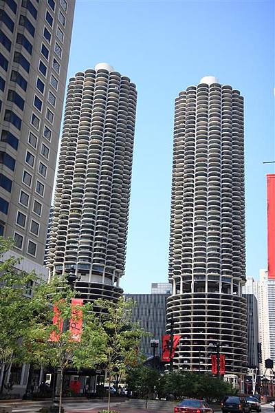 Marina City_玉米城整棟都是停車場喔.JPG