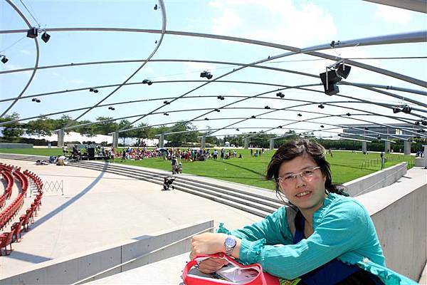 Millennium park _Jay Pritzker Music Pavilion 可以享受浪漫的戶外音樂會.JPG