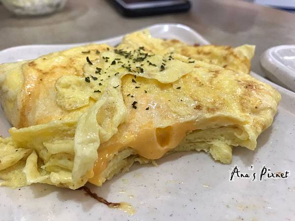 50米深嵐早午餐 無法抵抗的 嫩煎芝士蛋 和脆如心碎的 咔啦嫩雞 台中西屯櫻花路 安娜吃棒棒糖不拿棍子