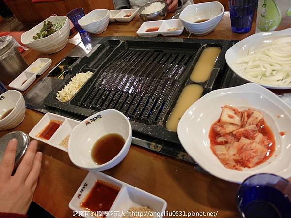 韓國│新村피그팜烤肉店─除了五花肉厚、還有四種顏色口味的烤肉可以吃喔！韓國朋友在地推薦！