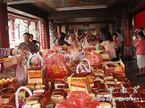 供桌上滿滿的供品