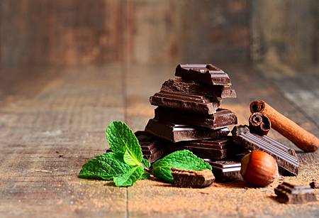 Chocolate_Nuts_Closeup_Mentha_562956_1920x1309.jpg