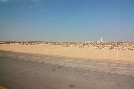 出了杜拜後兩邊都是沙漠