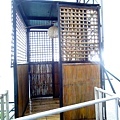 就是這個竹製的電梯，很屌!!搭乘一定要有飯店人員啟動