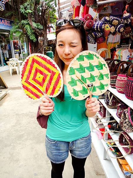 我選了左手邊那把扇子~ 殺價是一定要的!!!50P成交~