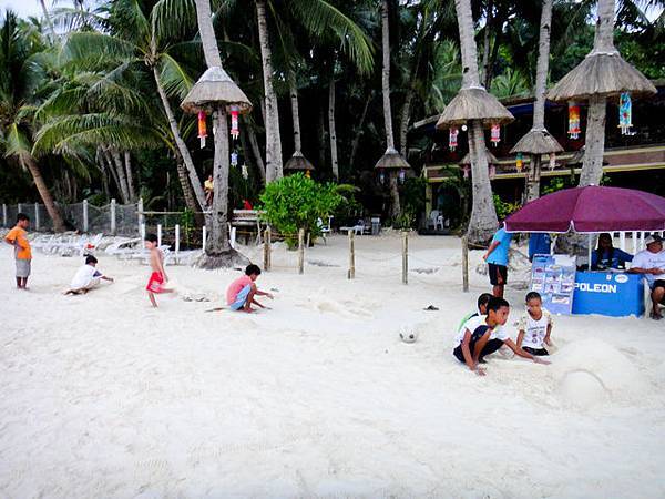 小朋友在沙灘做沙雕賺小費