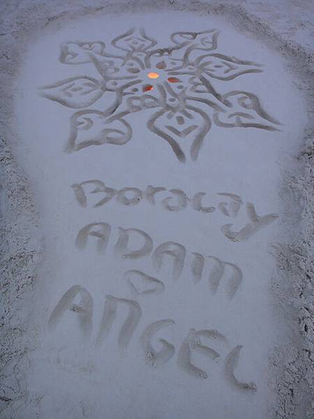 他幫我們寫上名字~而且不用再付他錢喔!