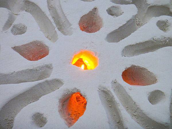 最令我不解的就是火怎麼放進去的，雕沙竟可以簍空