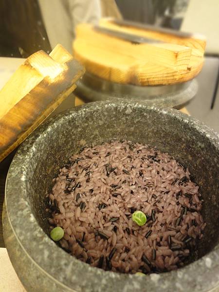 飯可以有白米跟 紫米2種選擇