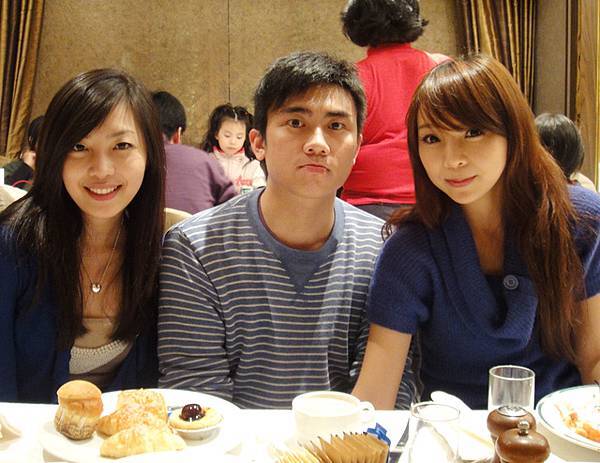 這樣會不會很像兩個姐姐跟弟弟呢