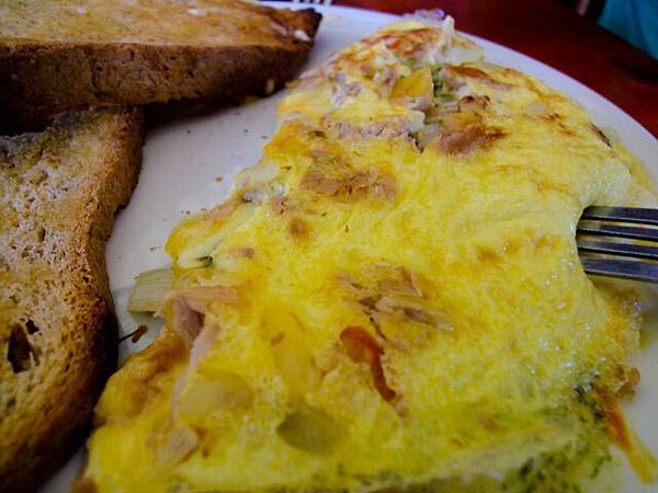 蛋捲裡頭有青醬~所謂的pesto! 很開胃!!