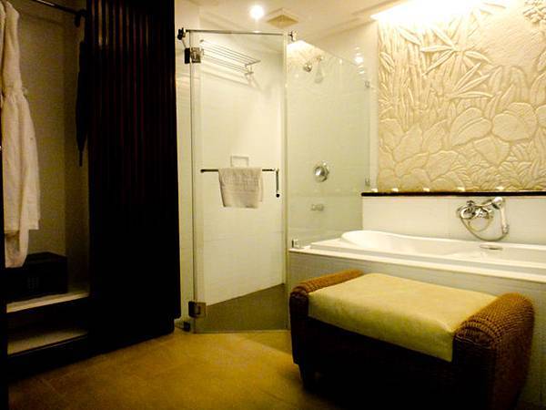 木頭拉門可以分隔開房間跟浴室