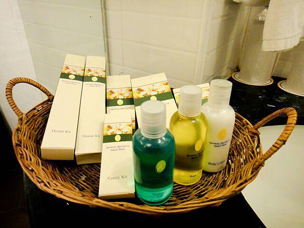 盥洗用品，她們有附牙刷~我好感動!