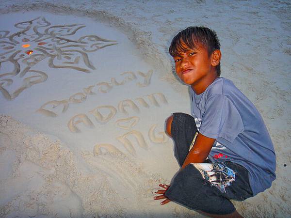 藝術家就是他，他每天都在S1靠近聖母礁的沙灘~純真可愛!