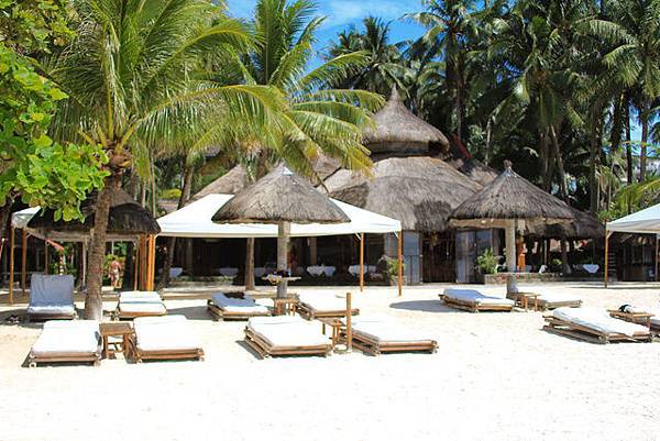 Fridays飯店躺椅~白帥帥相當好認