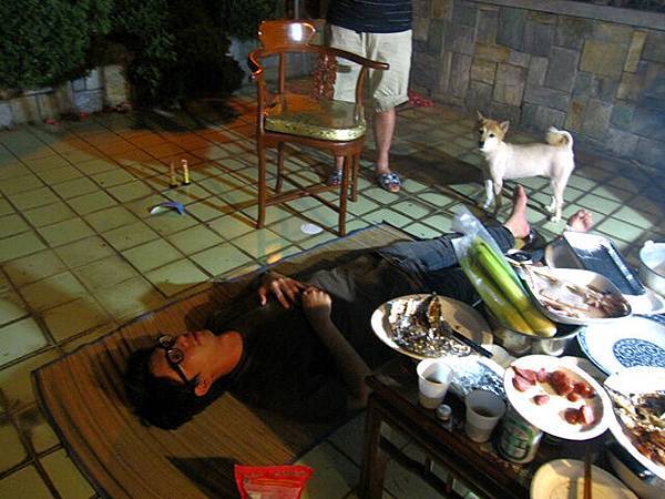 還有草蓆  有夠舒服的啦!!!  應該還要有西瓜在旁邊