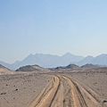 傳動車在沙漠劃下的軌跡