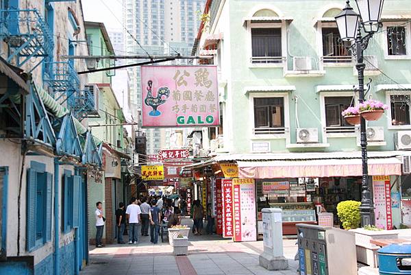 吃完午餐逛逛小街道