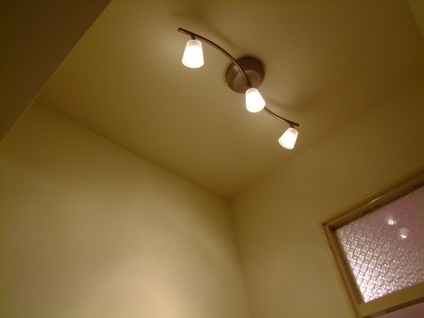進主臥室的造型燈