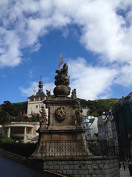 歐洲真的很多紀念柱 名堂很多 大部分就是這個城鎮的守護者之類的