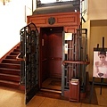 吳哥窟百年飯店的老古董電梯，搭載無盡歷史痕跡～