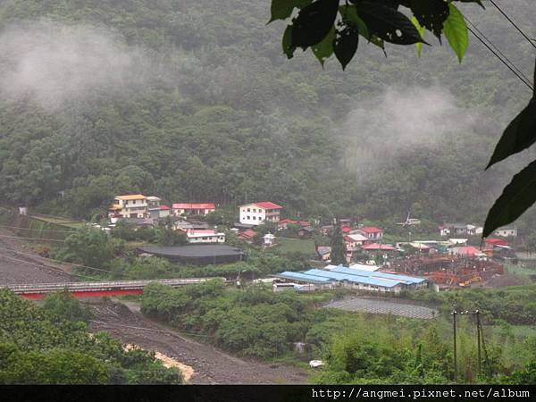 2012.06.12~610水災後土石流回堵形成堰塞湖，緊鄰堰塞湖的神木村隆華校區