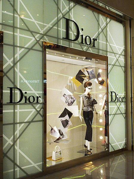 Dior櫥窗很美