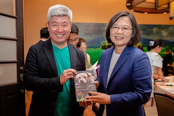 贈書給蔡英文.jpg 贈書給蔡英文.jpg