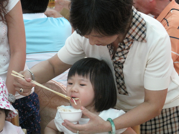 大姑婆餵餵.JPG