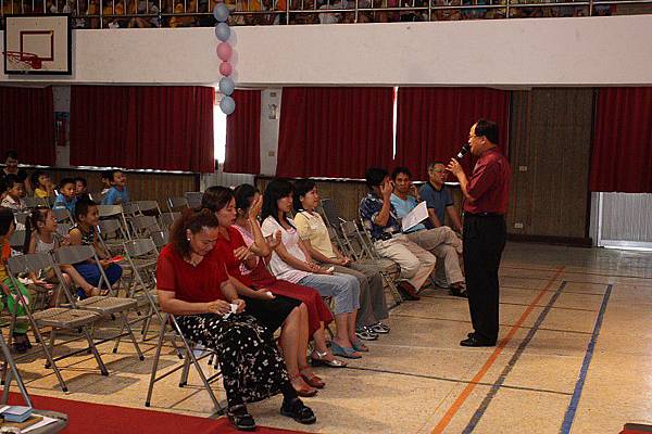 校長一一對著老師們唱歌祝福...