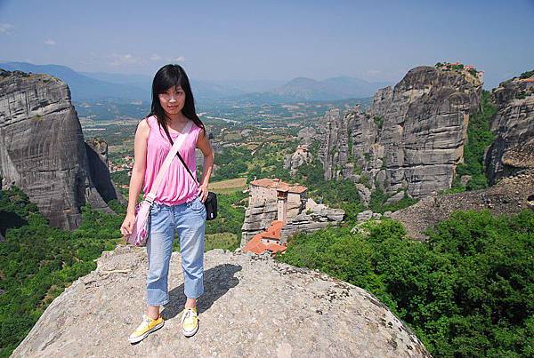 身後小小的Russanou修道院