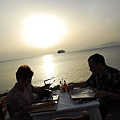 真想和他們一樣對著日落愛琴海的景緻和另一半共進晚餐啊...