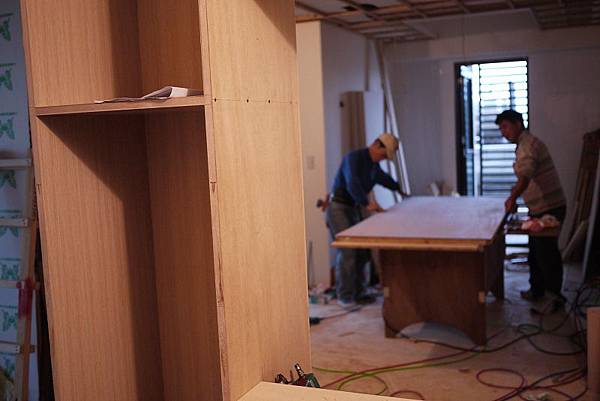 2.23玄關的右側是餐廳及廚房