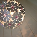 4/20  金屬的球形小花吊燈，加上紫色的鑽，有種華麗感！