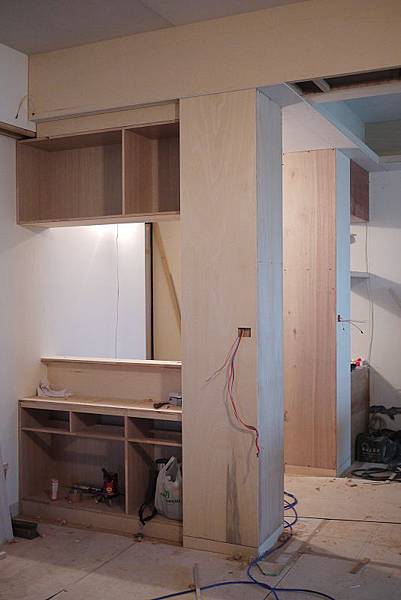 2.23從客廳看向玄關的話，會有2根柱子