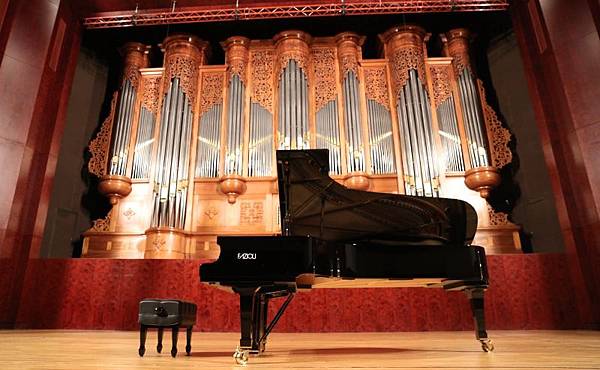 piano.jpg piano.jpg