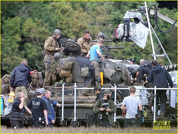 brad-pitt-shia-labeouf-continue-shooting-fury-tank-scenes-01.jpg