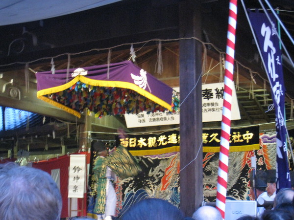 一旁有神樂表演