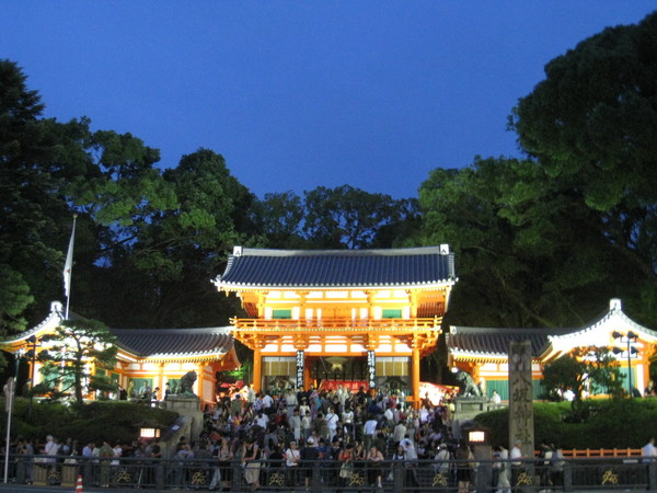 打燈下的八坂神社山門