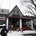 滑雪場內的飯店建築之一