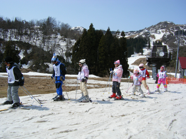 碰到小朋友在學ski