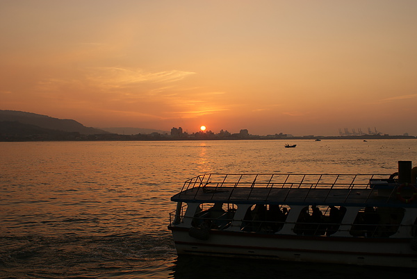 美麗的夕陽..對岸就是八里阿!!