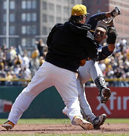 aptopix-brewers-pirates-brawl-baseball.jpg