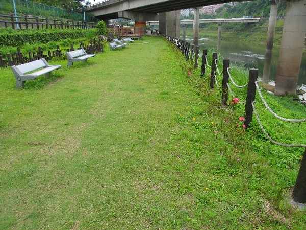 沿著基隆河規劃的自行車道