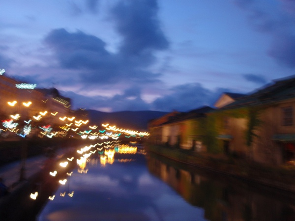 沒電的相機拍出超現實的小樽運河夜景.JPG