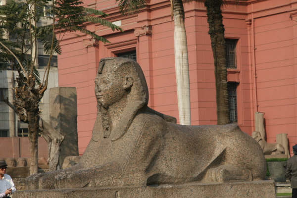 7埃及博物館門口.JPG
