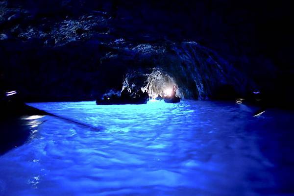 義大利蜜月 渡假勝地熱情的【布里島Capri】 絕美藍洞  阿瑪菲海岸日出 目目愛旅行