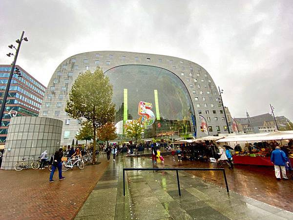 【荷蘭鹿特丹】歐洲最美最時尚的市集『拱廊市場 Markthal』好多荷蘭傳統美食 ★目目愛旅行★
